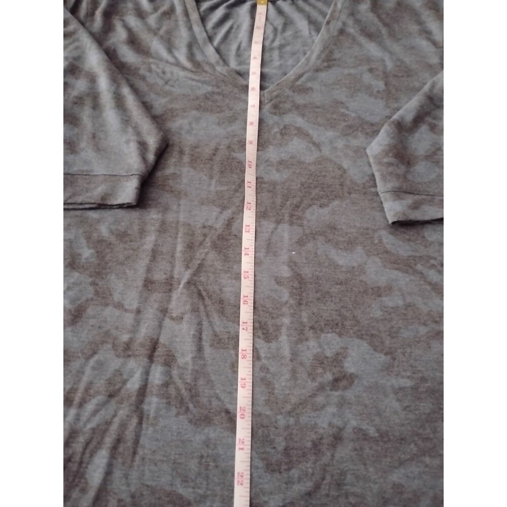 Jane and Delancy Women's Sz.2X Grey/Blue Camo Design 3/4 Sleeve V-Neck Top - Picture 2 of 6